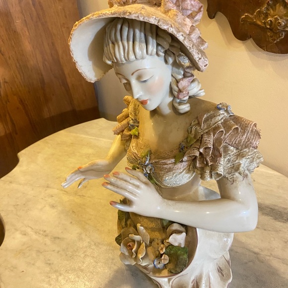 Elegant Cream and Green Porcelain Figurine - Picture 2 of 6